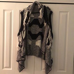 Sleeveless black & white Shawl